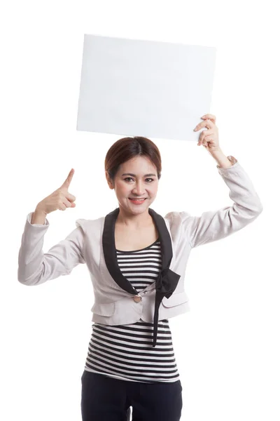 Junge asiatische Geschäftsfrau zeigt auf leeres Schild. — Stockfoto