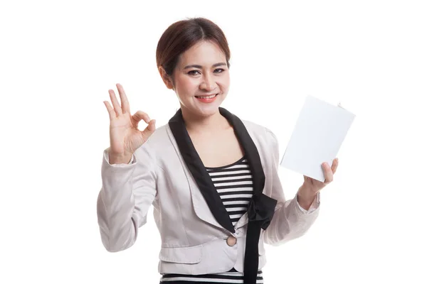 Junge asiatische Geschäftsfrau zeigen ok mit ein Buch. — Stockfoto