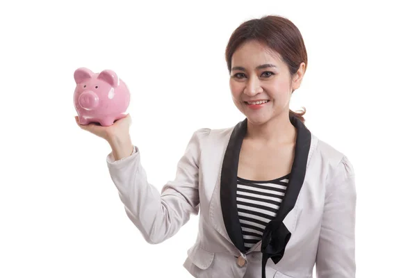 Jovem mulher de negócios asiática com um banco de moedas de porco . — Fotografia de Stock