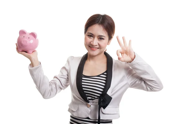 Asiatiska affärskvinna Visa Ok med gris mynt bank. — Stockfoto