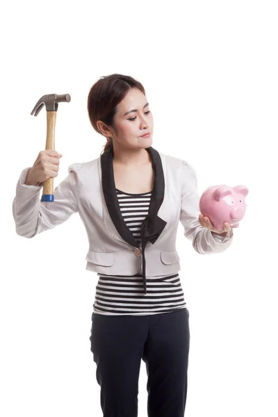 Azjatycki biznes kobieta z banku moneta świnia i młot. — Zdjęcie stockowe