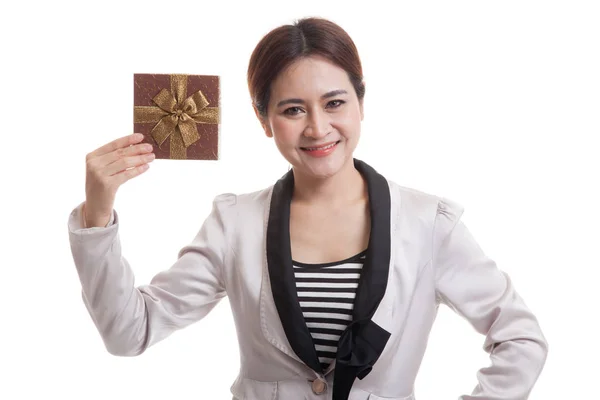 Mladé asijské obchodní žena s dárkový box. — Stock fotografie