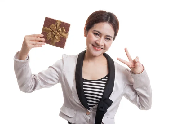 Asiatiska affärskvinna Visa seger tecken med en presentförpackning. — Stockfoto