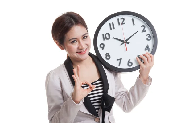 Młody azjatycki biznes kobieta Pokaż Ok z zegarem. — Zdjęcie stockowe