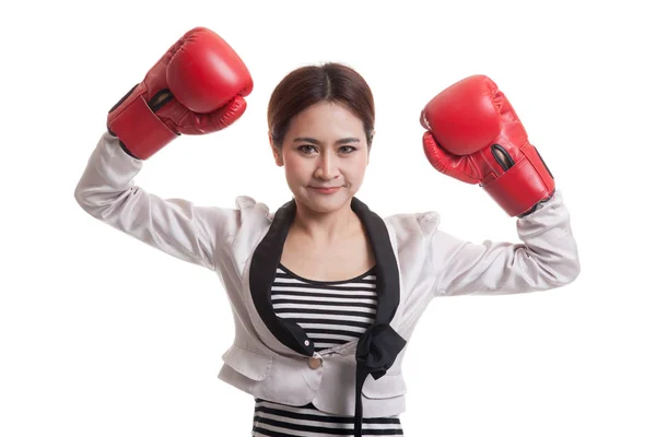 Jonge Aziatische zakenvrouw met rode bokshandschoenen. — Stockfoto