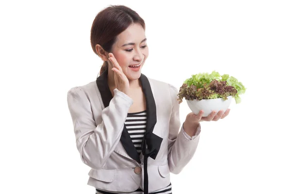 Zdravé asijské ženy se salátem. — Stock fotografie