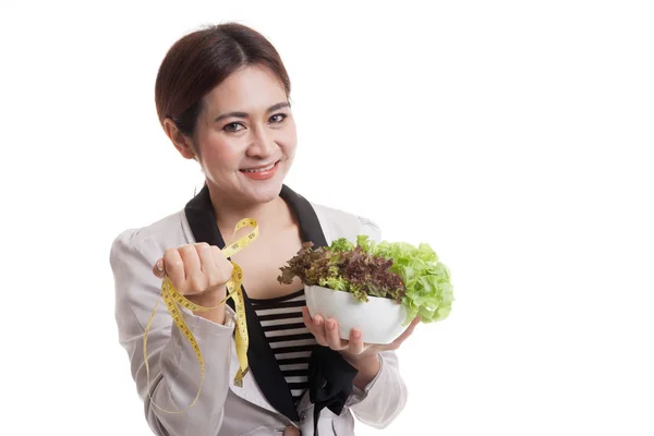Donna d'affari asiatica sana con metro e insalata . — Foto Stock