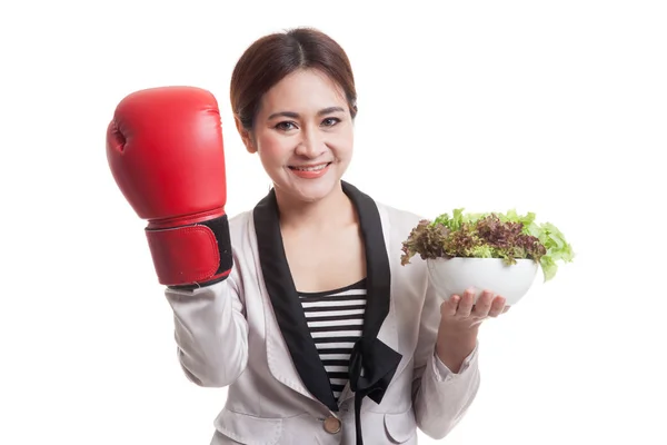Fiatal ázsiai üzletasszony, boksz-kesztyű, salátával. — Stock Fotó