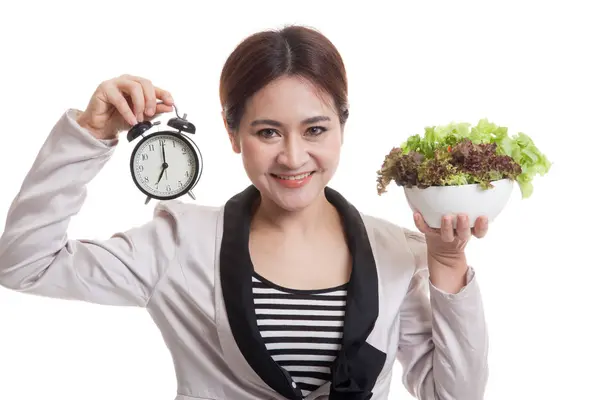 Unga asiatiska affärskvinna med klocka och sallad. — Stockfoto