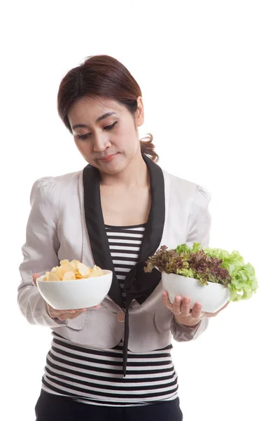 Joven mujer de negocios asiática con papas fritas y ensalada . — Foto de Stock