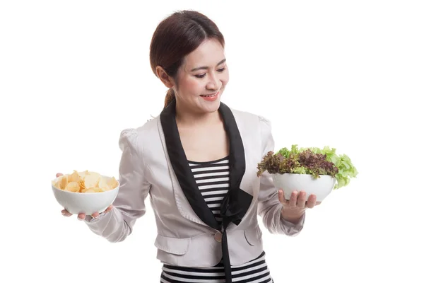 Jovem mulher de negócios asiática com batatas fritas e salada . — Fotografia de Stock