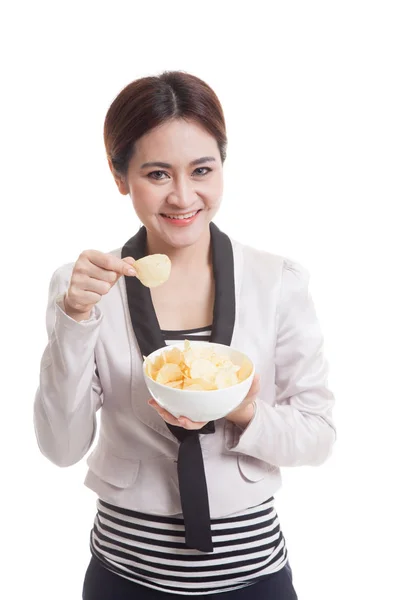 Jovem mulher asiática comer batatas fritas . — Fotografia de Stock
