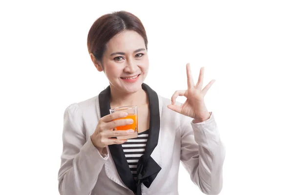 年轻的亚洲女人喝桔子汁显示 Ok 的手势. — 图库照片