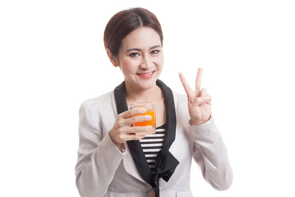 Ung asiatisk kvinna Visa seger tecken drink apelsin juice. — Stockfoto