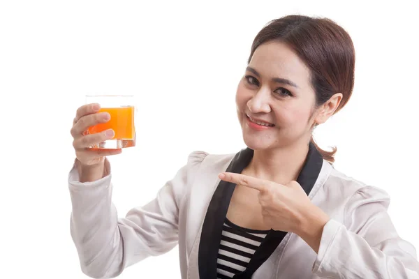 Jovem mulher asiática apontar para suco de laranja . — Fotografia de Stock