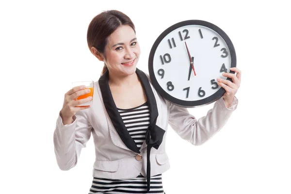 Mujer asiática con un reloj beber jugo de naranja . — Foto de Stock