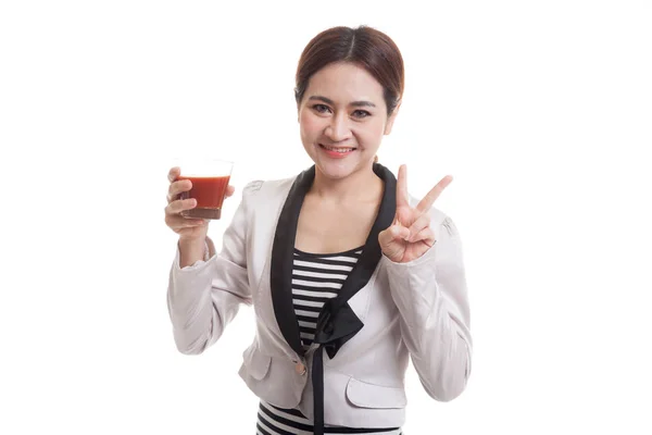 Mujer asiática mostrar signo de victoria con jugo de tomate . —  Fotos de Stock