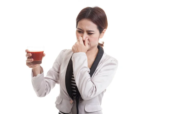 Joven mujer de negocios asiática odio jugo de tomate . — Foto de Stock