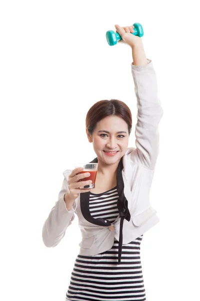 Saludable mujer asiática con mancuerna y jugo de tomate . —  Fotos de Stock