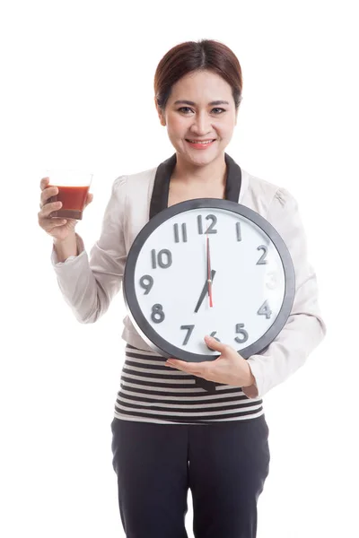 Jonge Aziatische zakenvrouw met tomatensap en klok. — Stockfoto