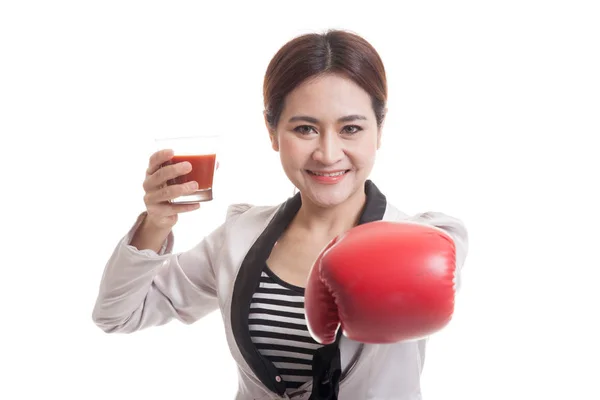 Giovane donna d'affari asiatica con succo di pomodoro e guanto da boxe . — Foto Stock