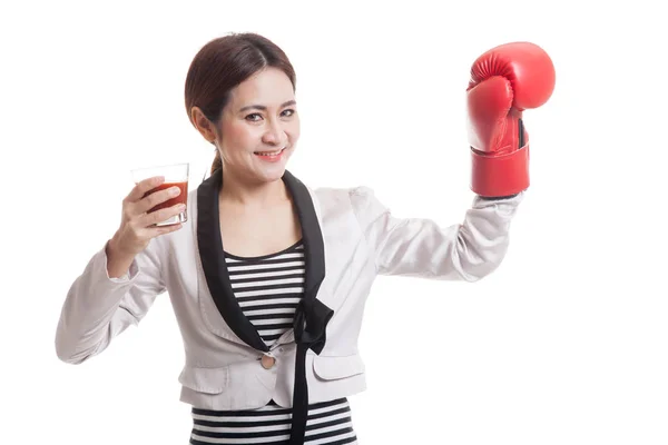 Jovem mulher de negócios asiática com suco de tomate e luva de boxe . — Fotografia de Stock