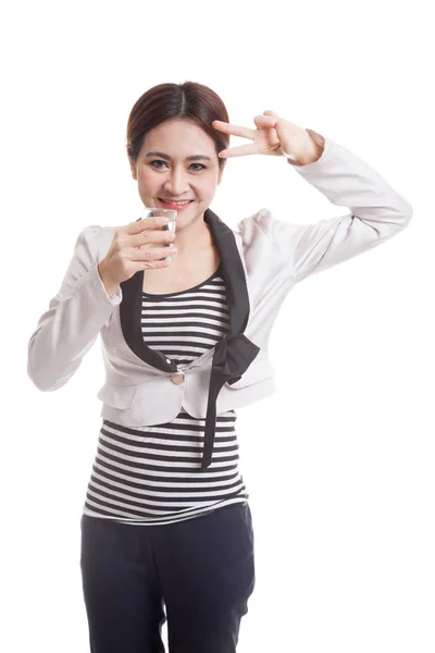 年轻的亚裔女子显示胜利的手势，用一杯饮用扫管笏 — 图库照片