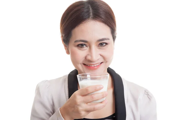 Gesunde asiatische Frau trinkt ein Glas Milch. — Stockfoto