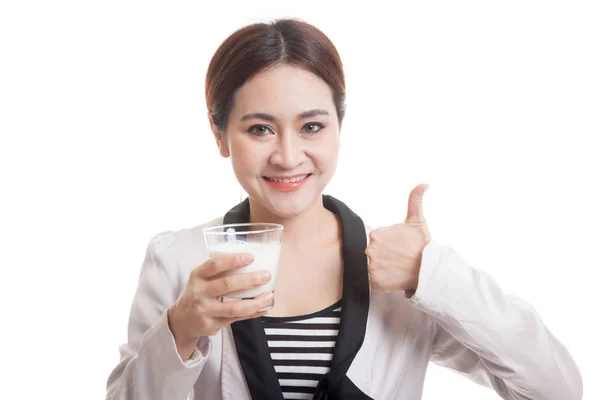 Gesunde asiatische Frau trinken ein Glas Milch Daumen nach oben. — Stockfoto