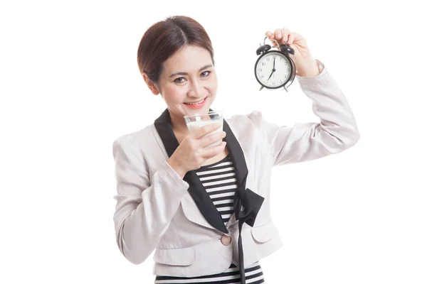 Saludable mujer asiática bebiendo vaso de leche celebrar reloj . — Foto de Stock