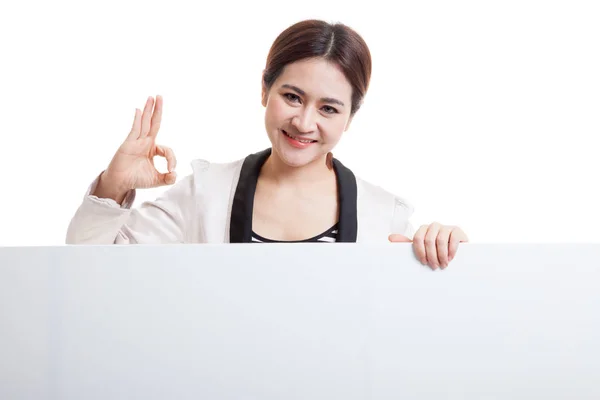 Ung asiatisk kvinna Visa Ok med tomma tecken. — Stockfoto
