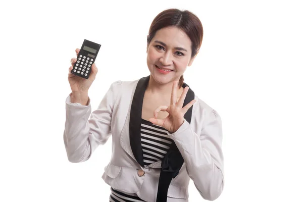 Aziatische zakenvrouw Toon Ok met calculator. — Stockfoto