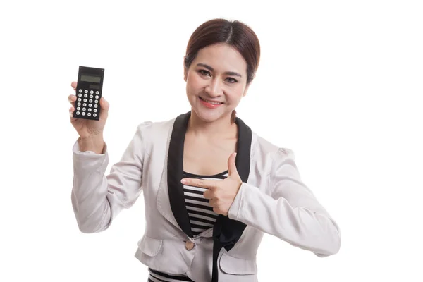 Азиатская деловая женщина указывает на калькулятор . — стоковое фото