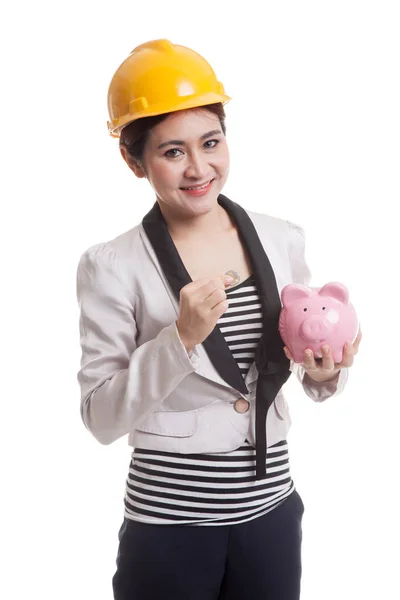 Aziatische ingenieur vrouw met een munt en piggy munt bank. — Stockfoto