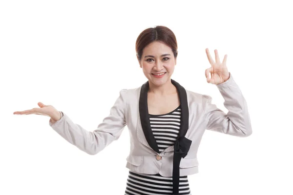 Beautiful young Asian woman show palm hand and OK sign. — Stock Photo, Image