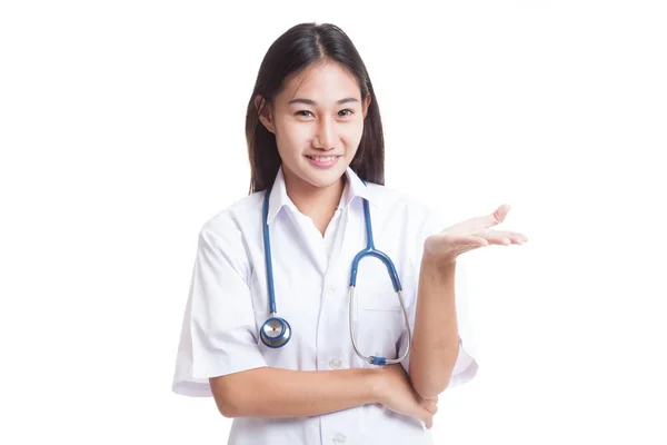 Asiático jovem médico sorriso mostrar sua mão . — Fotografia de Stock