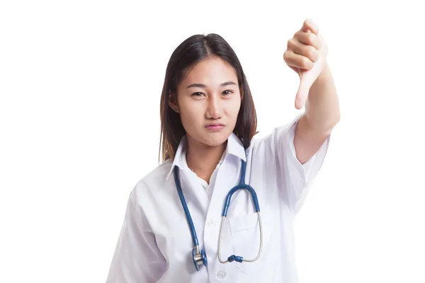 Mladé asijské ženského lékaře rozzlobený Ukázat palec dolů. — Stock fotografie