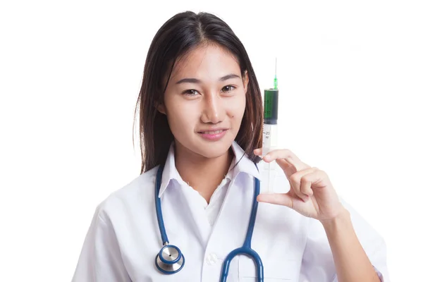 Giovane asiatico femmina medico sorriso tenere siringa . — Foto Stock
