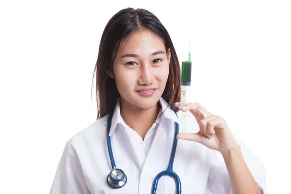 Jovem asiático médico sorriso segurar seringa . — Fotografia de Stock