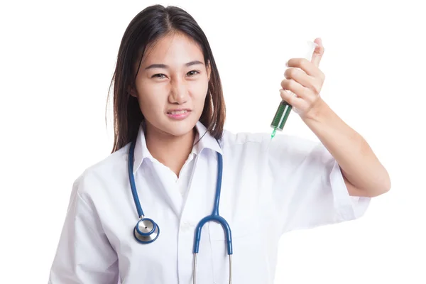 Pazzo giovane asiatico femmina medico tenere un siringa . — Foto Stock