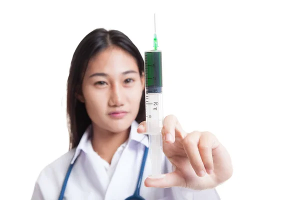 Młodych azjatyckich kobiet lekarza uśmiech trzymać strzykawka skupić się na strzykawkę. — Zdjęcie stockowe