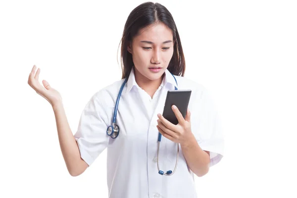 Asiático joven médico mujer molesto con el teléfono móvil . —  Fotos de Stock