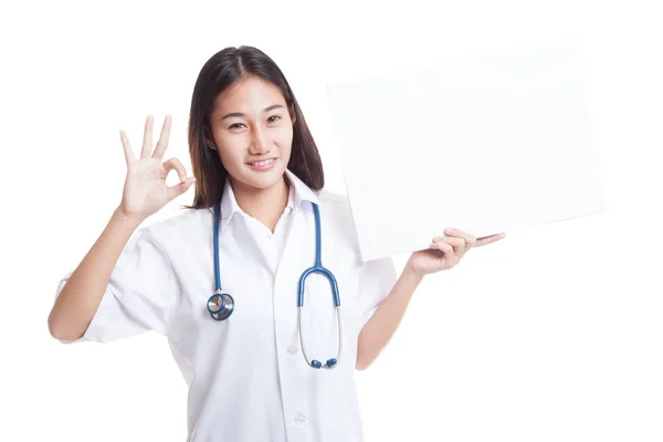 若いアジア女性医師表示空白記号と Ok の標識. — ストック写真