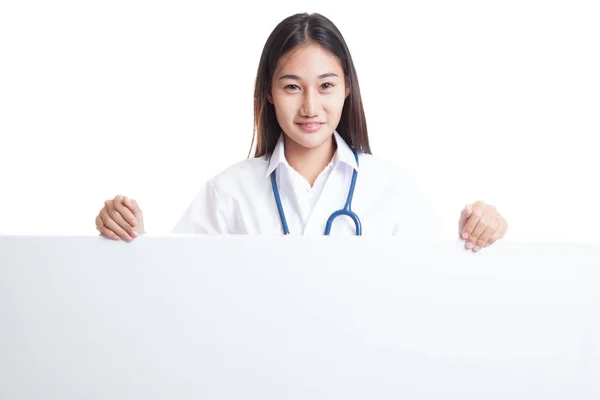 Молодая азиатская женщина-врач показывает большие пальцы вверх за пустой белый bil — стоковое фото