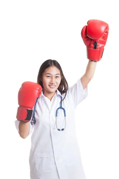 Jovem asiática médica ganhar a luta . — Fotografia de Stock