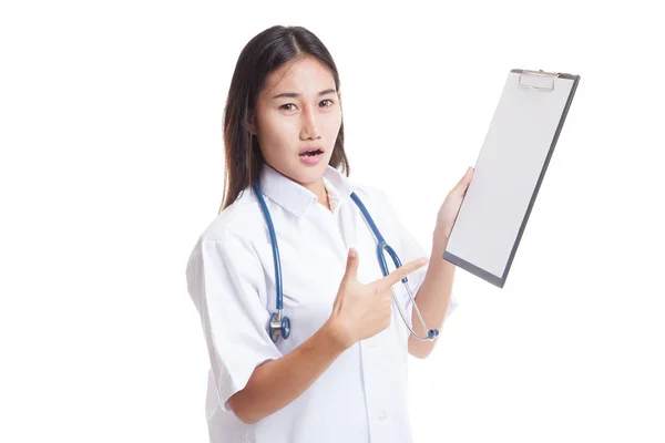 Irritado asiático jovem médico apontam para área de transferência em branco . — Fotografia de Stock