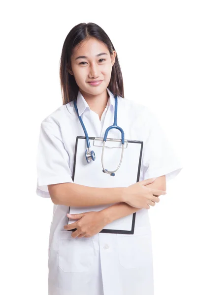 Asiatische junge Ärztin halten ein Klemmbrett. — Stockfoto