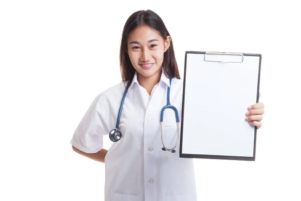 Young Asian female doctor show a blank clipboard. — Stock Photo, Image