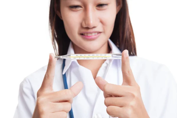 Junge asiatische Ärztin mit Thermometer Fokus auf Thermometer. — Stockfoto