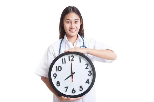 Jeune asiatique femme médecin heureux montrer une horloge . — Photo